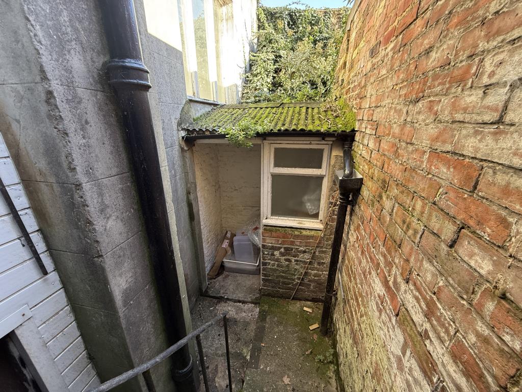 Lot: 10 - GROUND FLOOR COMMERCIAL INVESTMENT - Brick build outhouse with corrugated roof